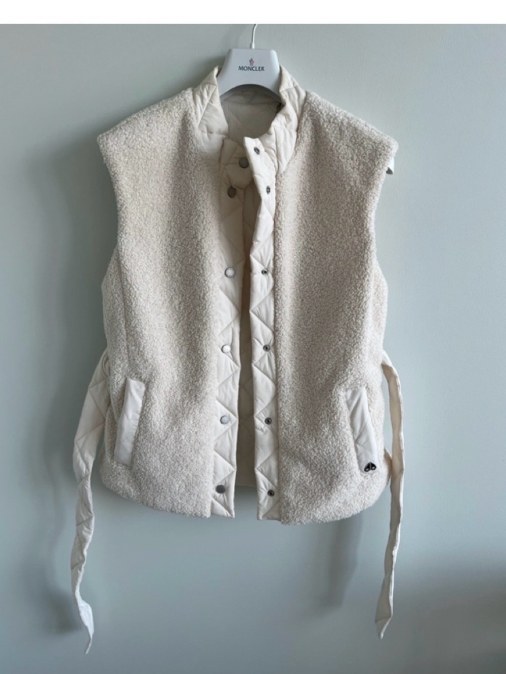 Moose  Knuckles down two side vest